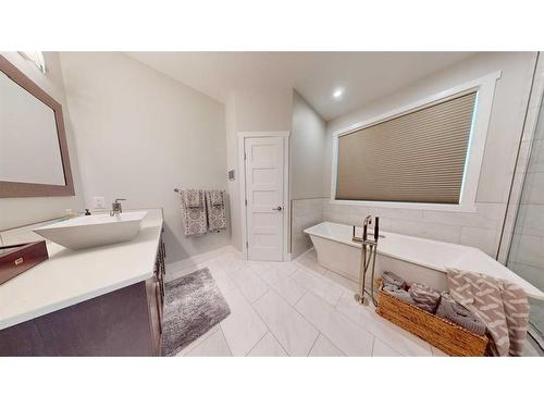328 Stonecrest Place West, Lethbridge, AB - Indoor Photo Showing Bathroom