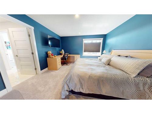 328 Stonecrest Place West, Lethbridge, AB - Indoor Photo Showing Bedroom