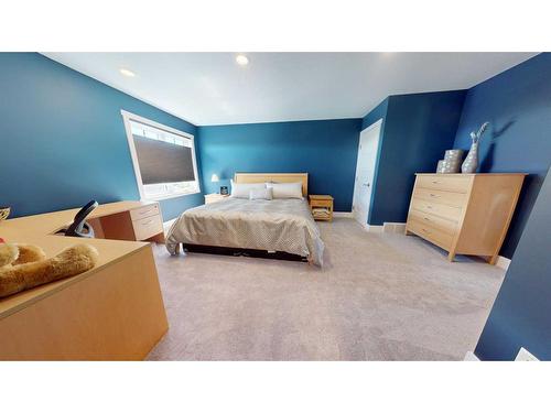 328 Stonecrest Place West, Lethbridge, AB - Indoor Photo Showing Bedroom