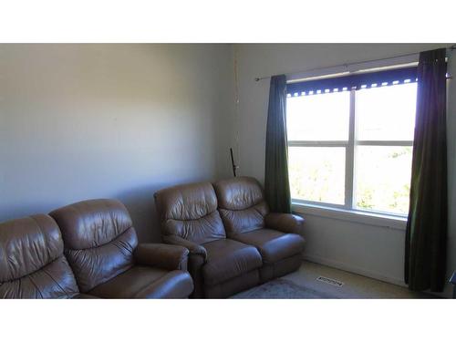 71040 Rge Rd 255, Fort Macleod, AB - Indoor Photo Showing Living Room