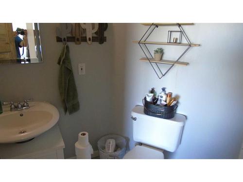 71040 Rge Rd 255, Fort Macleod, AB - Indoor Photo Showing Bathroom