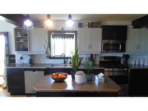 71040 Rge Rd 255, Fort Macleod, AB - Indoor Photo Showing Kitchen