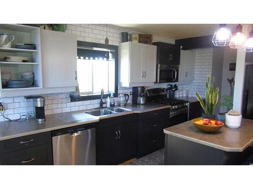 71040 Rge Rd 255, Fort Macleod, AB - Indoor Photo Showing Kitchen With Double Sink