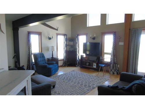 71040 Rge Rd 255, Fort Macleod, AB - Indoor Photo Showing Living Room