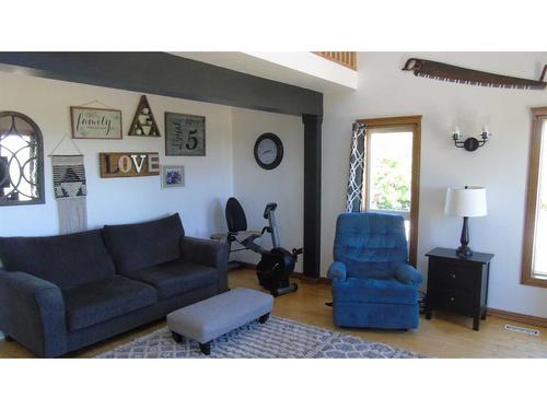 71040 Rge Rd 255, Fort Macleod, AB - Indoor Photo Showing Living Room