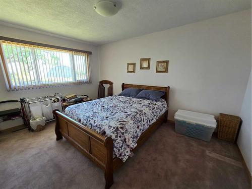 94065 Rr 211, Rural Lethbridge County, AB - Indoor Photo Showing Bedroom