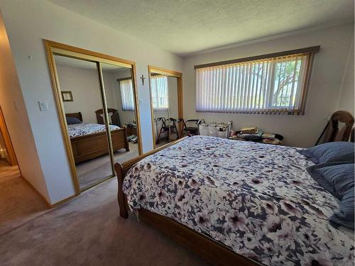 94065 Rr 211, Rural Lethbridge County, AB - Indoor Photo Showing Bedroom
