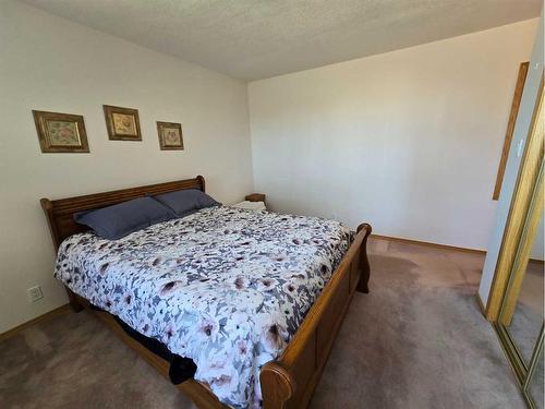 94065 Rr 211, Rural Lethbridge County, AB - Indoor Photo Showing Bedroom