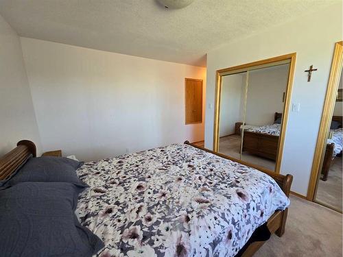 94065 Rr 211, Rural Lethbridge County, AB - Indoor Photo Showing Bedroom