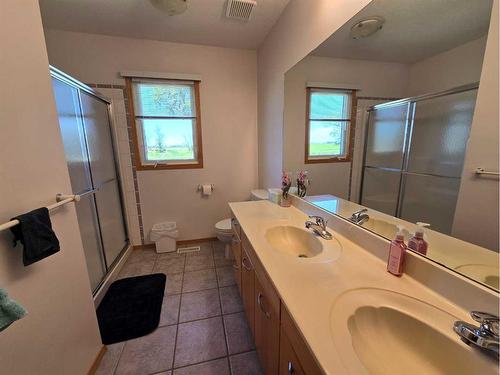 94065 Rr 211, Rural Lethbridge County, AB - Indoor Photo Showing Bathroom