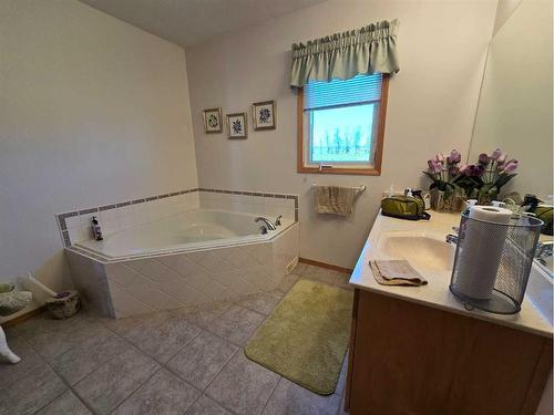 94065 Rr 211, Rural Lethbridge County, AB - Indoor Photo Showing Bathroom