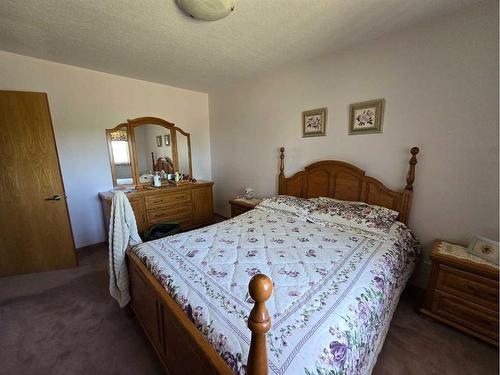 94065 Rr 211, Rural Lethbridge County, AB - Indoor Photo Showing Bedroom