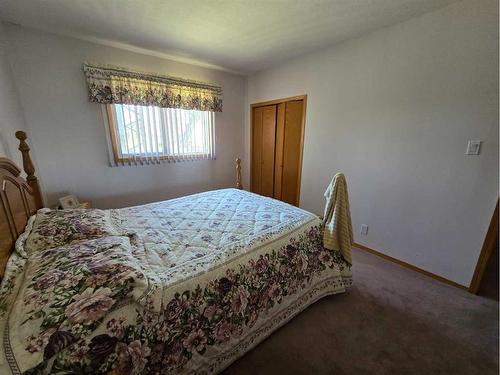 94065 Rr 211, Rural Lethbridge County, AB - Indoor Photo Showing Bedroom