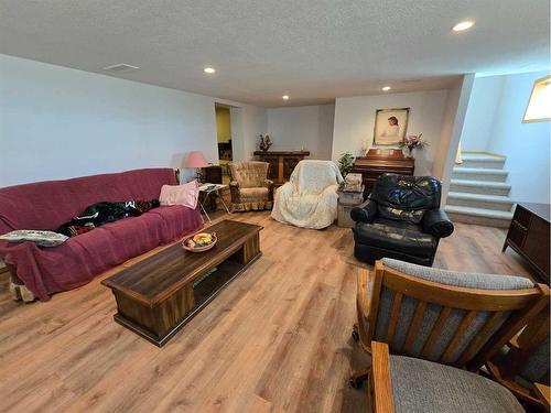 94065 Rr 211, Rural Lethbridge County, AB - Indoor Photo Showing Living Room