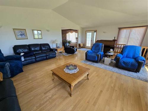 94065 Rr 211, Rural Lethbridge County, AB - Indoor Photo Showing Living Room