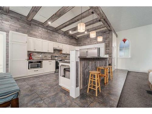 68 S 100 E, Raymond, AB - Indoor Photo Showing Kitchen