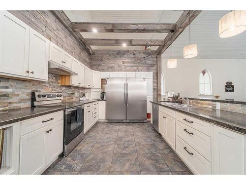 68 S 100 E, Raymond, AB - Indoor Photo Showing Kitchen With Upgraded Kitchen