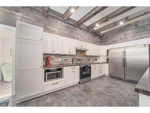 68 S 100 E, Raymond, AB - Indoor Photo Showing Kitchen With Upgraded Kitchen