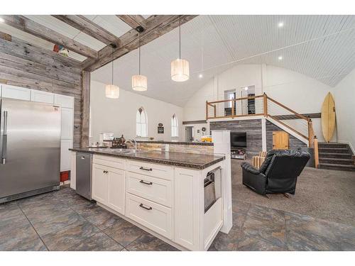 68 S 100 E, Raymond, AB - Indoor Photo Showing Kitchen