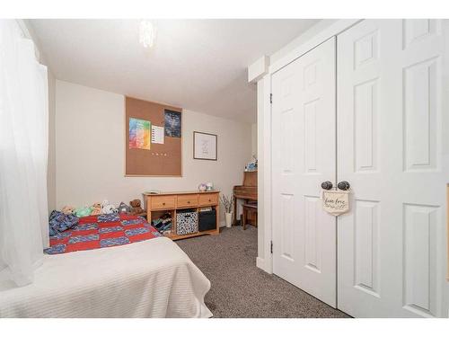 68 S 100 E, Raymond, AB - Indoor Photo Showing Bedroom