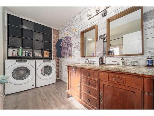 68 S 100 E, Raymond, AB - Indoor Photo Showing Laundry Room