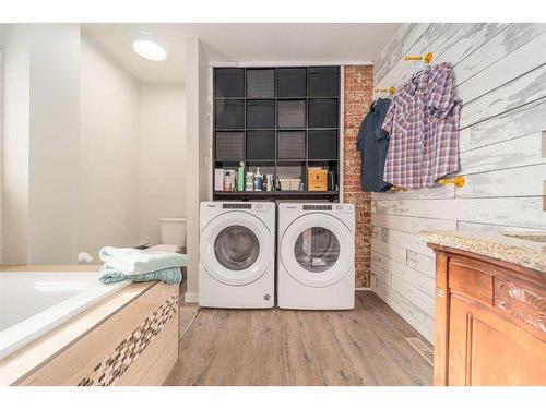 68 S 100 E, Raymond, AB - Indoor Photo Showing Laundry Room