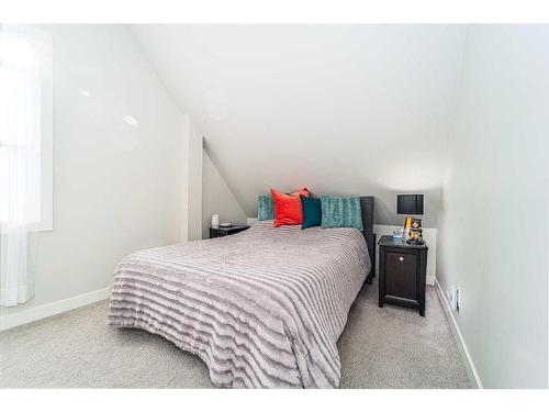 68 S 100 E, Raymond, AB - Indoor Photo Showing Bedroom