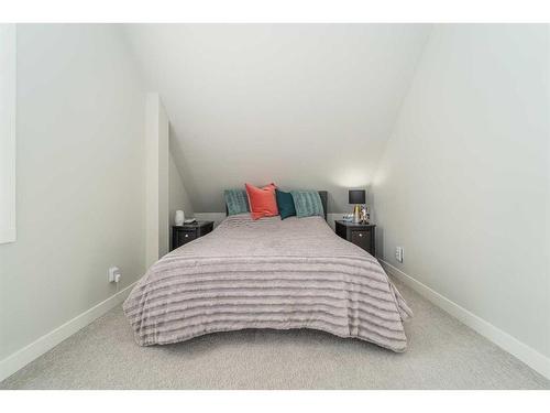 68 S 100 E, Raymond, AB - Indoor Photo Showing Bedroom