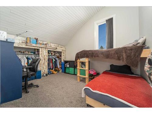 68 S 100 E, Raymond, AB - Indoor Photo Showing Bedroom