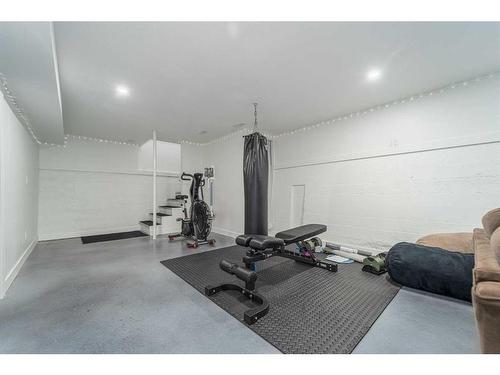 68 S 100 E, Raymond, AB - Indoor Photo Showing Gym Room