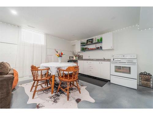 68 S 100 E, Raymond, AB - Indoor Photo Showing Kitchen