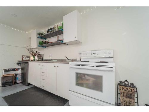 68 S 100 E, Raymond, AB - Indoor Photo Showing Kitchen