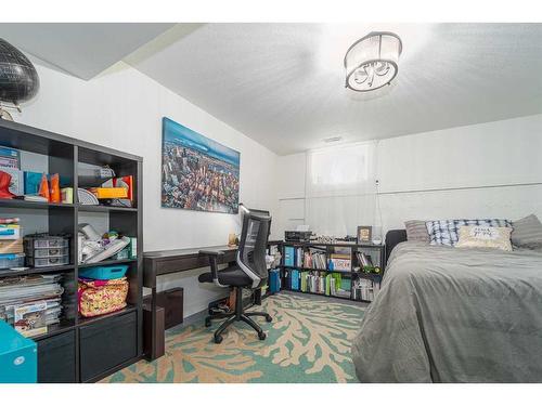 68 S 100 E, Raymond, AB - Indoor Photo Showing Bedroom