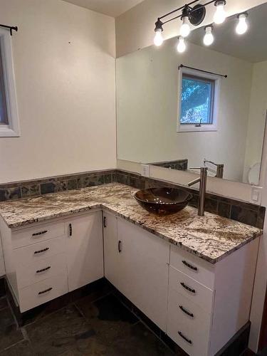 69E 1 Avenue South, Magrath, AB - Indoor Photo Showing Bathroom