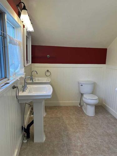 69E 1 Avenue South, Magrath, AB - Indoor Photo Showing Bathroom