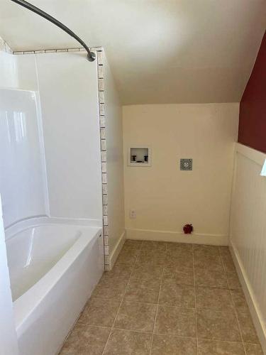 69E 1 Avenue South, Magrath, AB - Indoor Photo Showing Bathroom