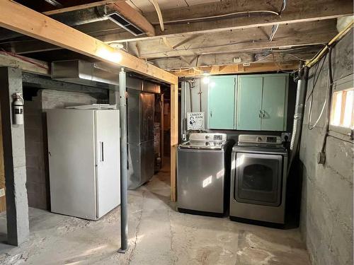 69E 1 Avenue South, Magrath, AB - Indoor Photo Showing Laundry Room