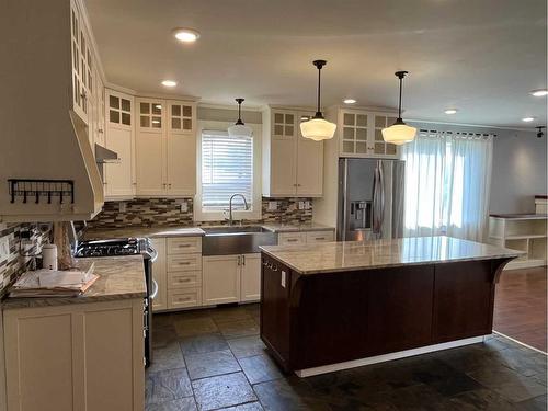 69E 1 Avenue South, Magrath, AB - Indoor Photo Showing Kitchen With Upgraded Kitchen