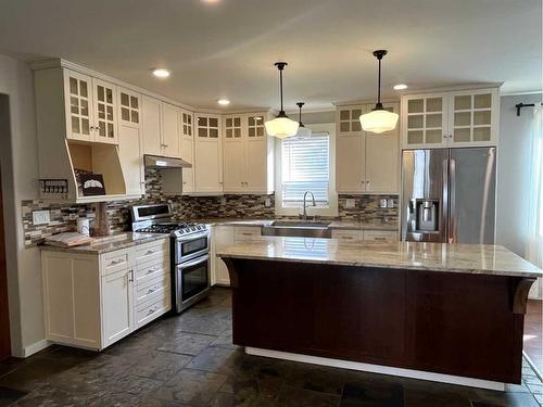 69E 1 Avenue South, Magrath, AB - Indoor Photo Showing Kitchen With Stainless Steel Kitchen With Upgraded Kitchen