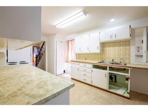 522 12B Street North, Lethbridge, AB - Indoor Photo Showing Kitchen With Double Sink