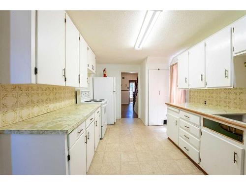 522 12B Street North, Lethbridge, AB - Indoor Photo Showing Kitchen