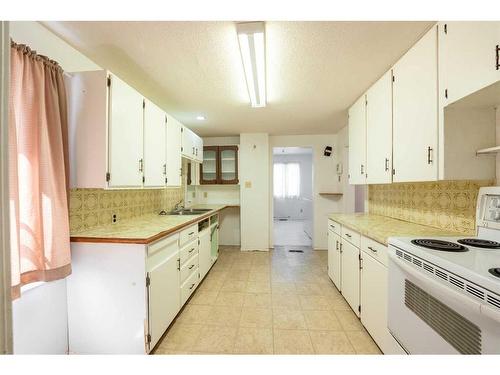 522 12B Street North, Lethbridge, AB - Indoor Photo Showing Kitchen