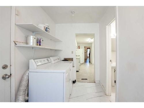 522 12B Street North, Lethbridge, AB - Indoor Photo Showing Laundry Room