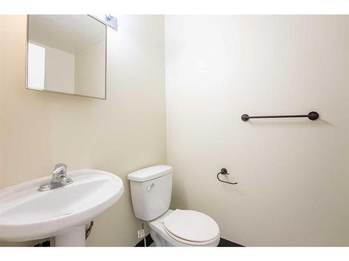 522 12B Street North, Lethbridge, AB - Indoor Photo Showing Bathroom