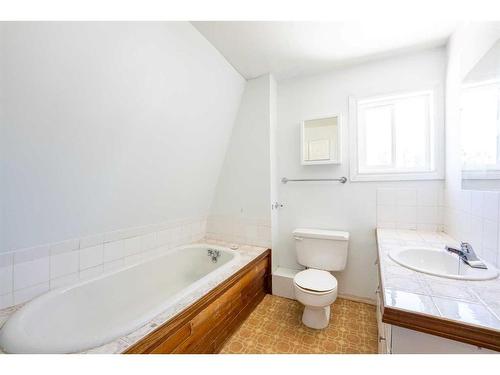 522 12B Street North, Lethbridge, AB - Indoor Photo Showing Bathroom