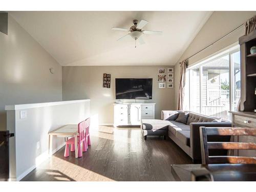 237 Mt Sundance Crescent West, Lethbridge, AB - Indoor Photo Showing Living Room