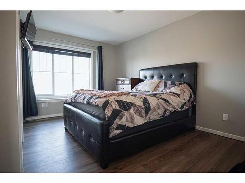 237 Mt Sundance Crescent West, Lethbridge, AB - Indoor Photo Showing Bedroom