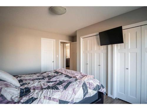 237 Mt Sundance Crescent West, Lethbridge, AB - Indoor Photo Showing Bedroom