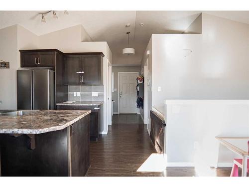 237 Mt Sundance Crescent West, Lethbridge, AB - Indoor Photo Showing Kitchen With Upgraded Kitchen