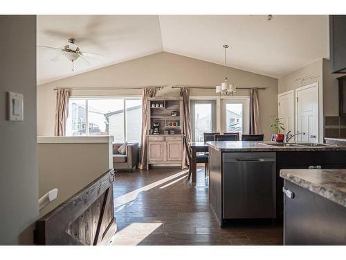 237 Mt Sundance Crescent West, Lethbridge, AB - Indoor Photo Showing Kitchen With Double Sink